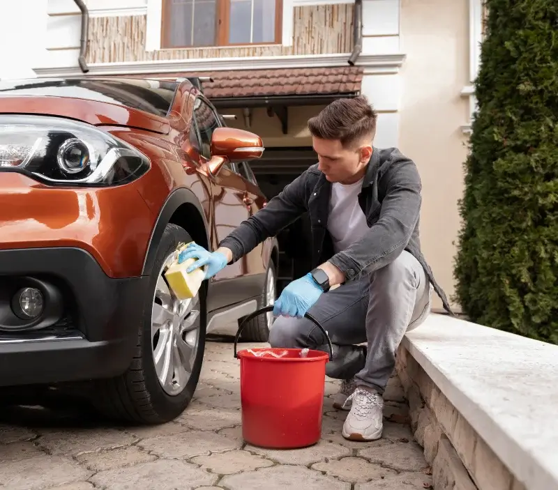Lavage auto à domicile Saint-Étienne-de-Chigny : professionnel intervenant sur un véhicule